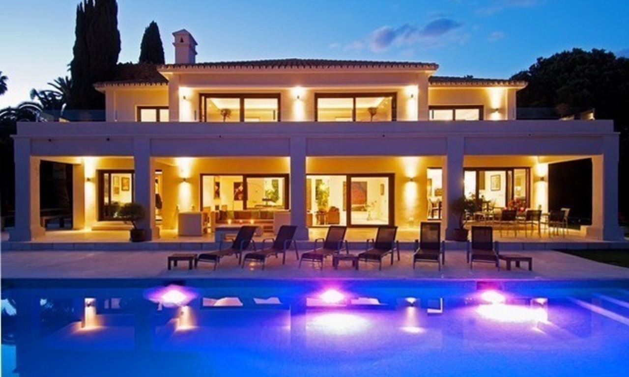 Villa moderna exclusiva a la venta en Nueva Andalucía, Marbella 0