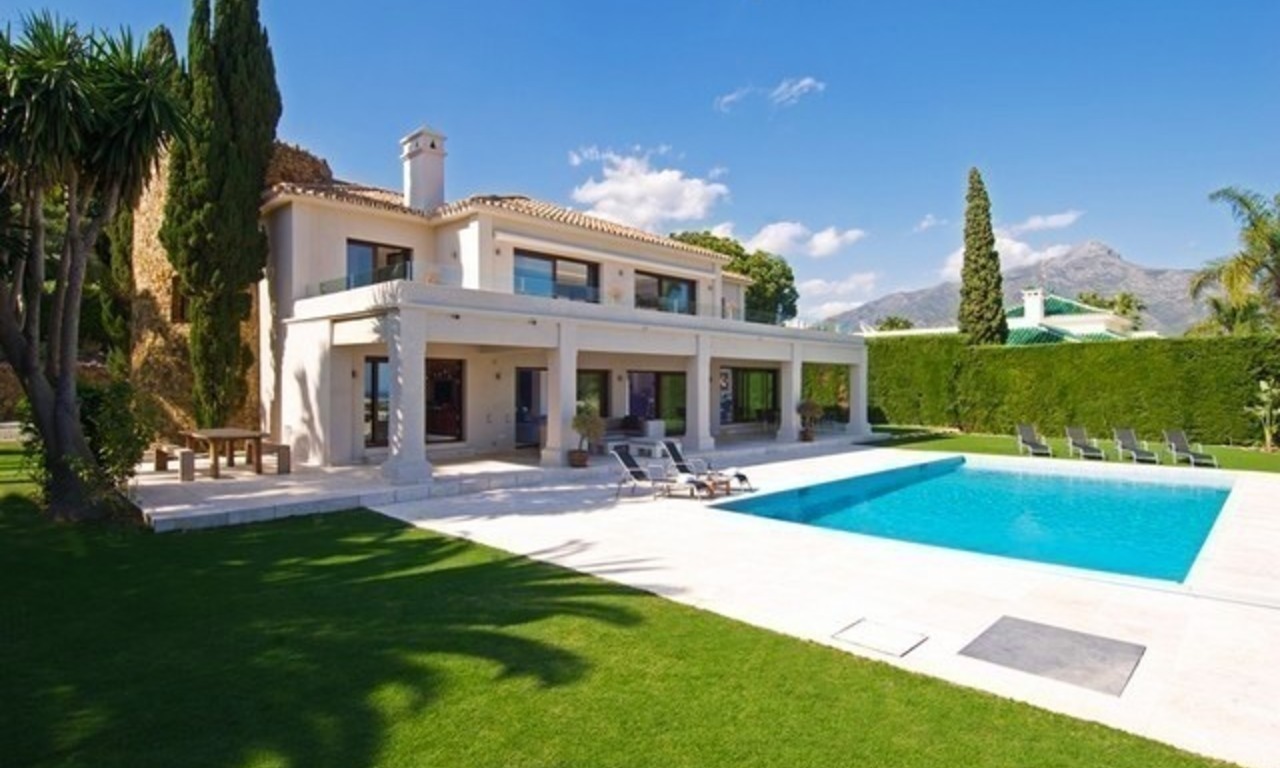 Villa moderna exclusiva a la venta en Nueva Andalucía, Marbella 3