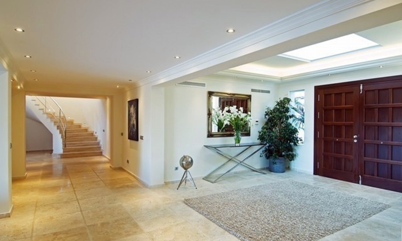 Villa moderna exclusiva a la venta en Nueva Andalucía, Marbella 8