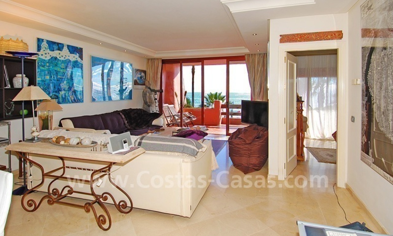 Lujoso apartamento en venta en un complejo en primera línea de playa, Nueva Milla de Oro, Marbella - Estepona 10