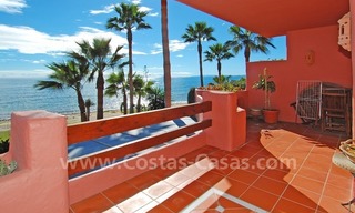Lujoso apartamento en venta en un complejo en primera línea de playa, Nueva Milla de Oro, Marbella - Estepona 1