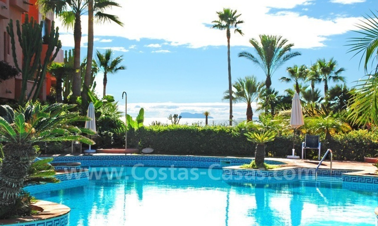 Lujoso apartamento en venta en un complejo en primera línea de playa, Nueva Milla de Oro, Marbella - Estepona 16