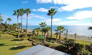 Lujoso apartamento en venta en un complejo en primera línea de playa, Nueva Milla de Oro, Marbella - Estepona 2