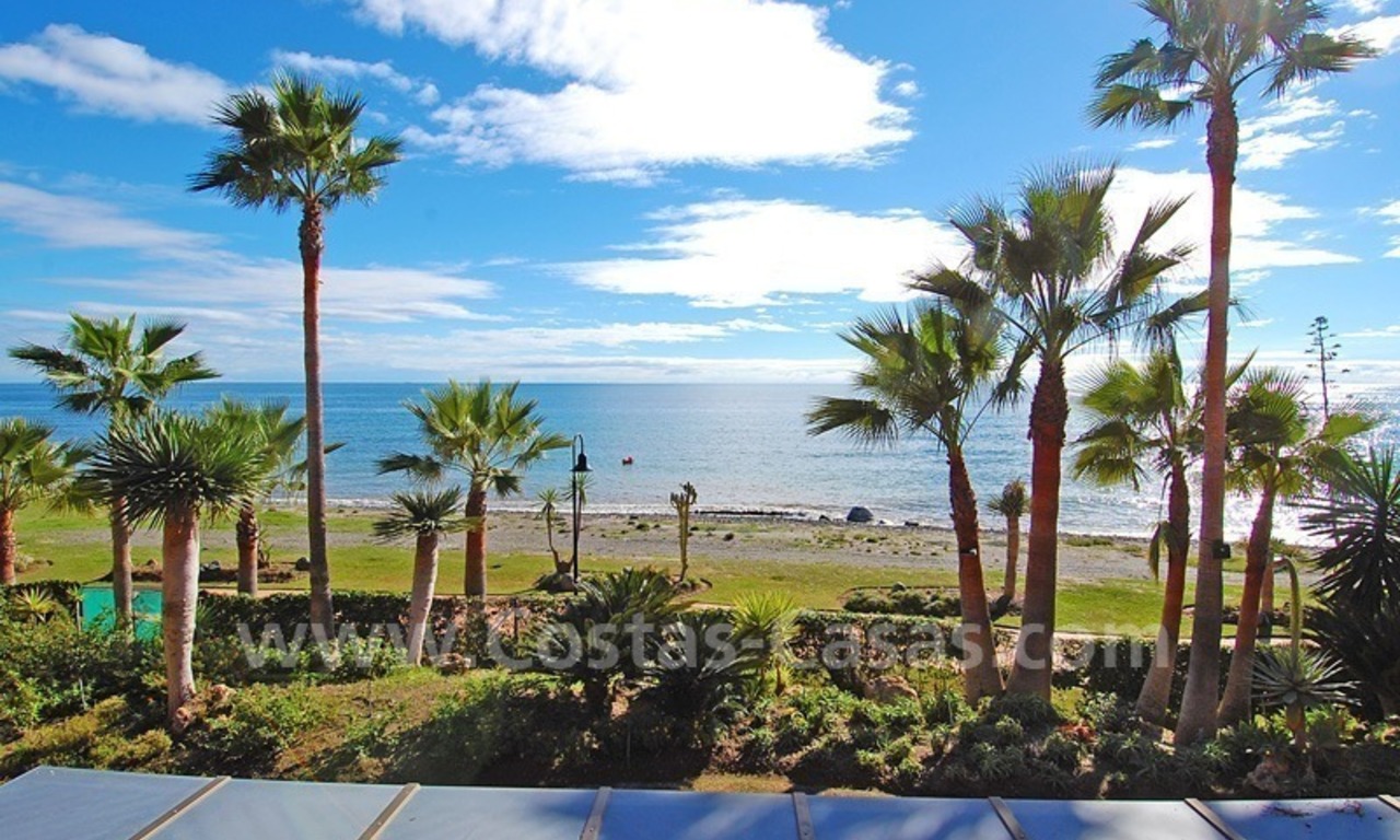 Lujoso apartamento en venta en un complejo en primera línea de playa, Nueva Milla de Oro, Marbella - Estepona 3