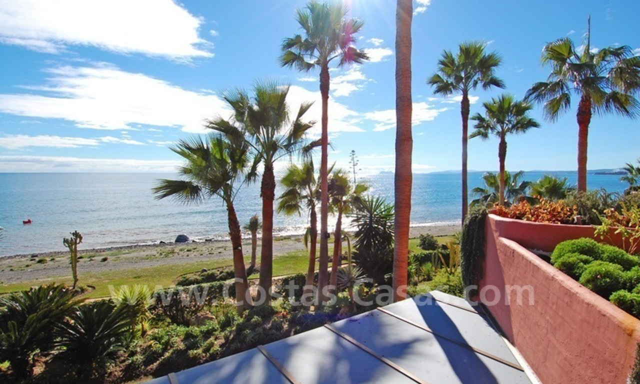 Lujoso apartamento en venta en un complejo en primera línea de playa, Nueva Milla de Oro, Marbella - Estepona 4