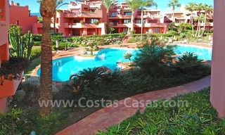 Lujoso apartamento en venta en un complejo en primera línea de playa, Nueva Milla de Oro, Marbella - Estepona 8