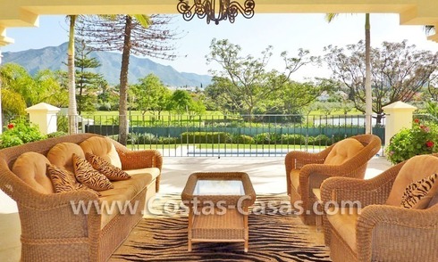Villa de lujo frente al campo de golf en venta en Nueva Andalucía, Marbella 