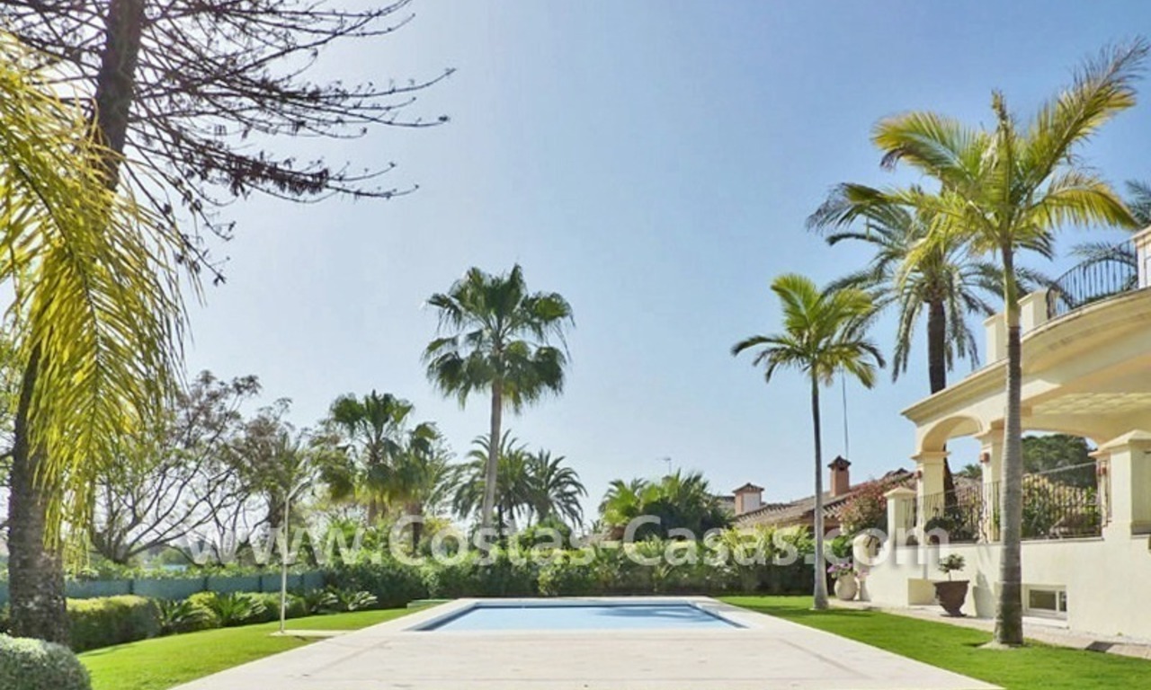 Villa de lujo frente al campo de golf en venta en Nueva Andalucía, Marbella 3
