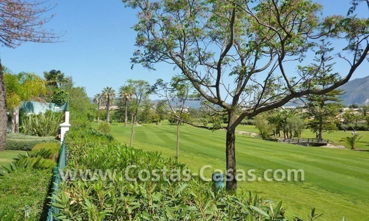 Villa de lujo frente al campo de golf en venta en Nueva Andalucía, Marbella 9