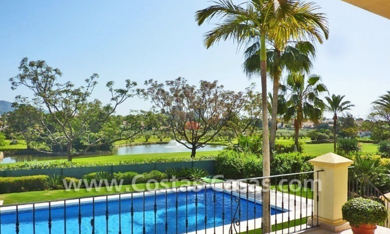 Villa de lujo frente al campo de golf en venta en Nueva Andalucía, Marbella 10