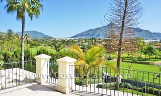 Villa de lujo frente al campo de golf en venta en Nueva Andalucía, Marbella 11