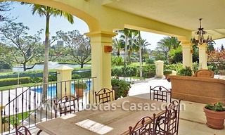 Villa de lujo frente al campo de golf en venta en Nueva Andalucía, Marbella 12
