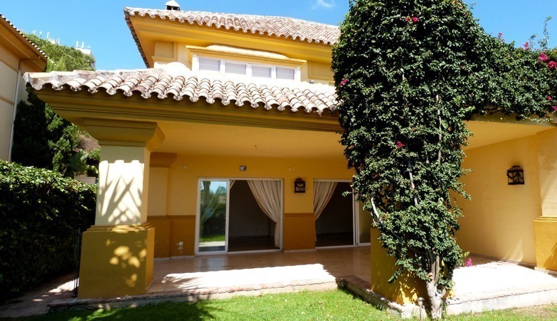 Casa adosada a la venta en zona de golf de Marbella