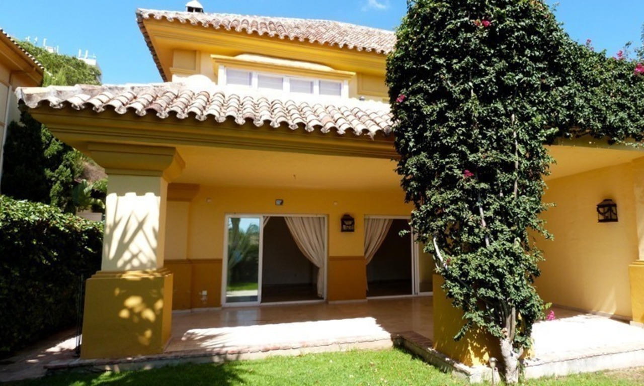 Casa adosada a la venta en zona de golf de Marbella 0