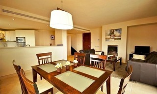 Ático de lujo de estilo moderno situado en primera línea de golf a la venta en resort de golf de 5 *, Benahavis - Estepona - Marbella 3