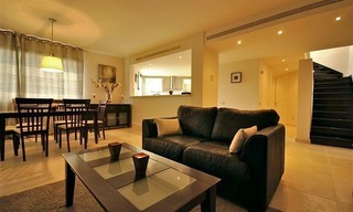 Ático de lujo de estilo moderno situado en primera línea de golf a la venta en resort de golf de 5 *, Benahavis - Estepona - Marbella 2