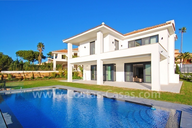 Villa moderna de alta calidad a la venta en Marbella con vistas al golf y mar