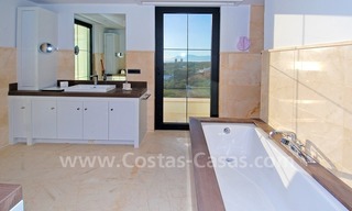 Villa moderna de alta calidad a la venta en Marbella con vistas al golf y mar 14