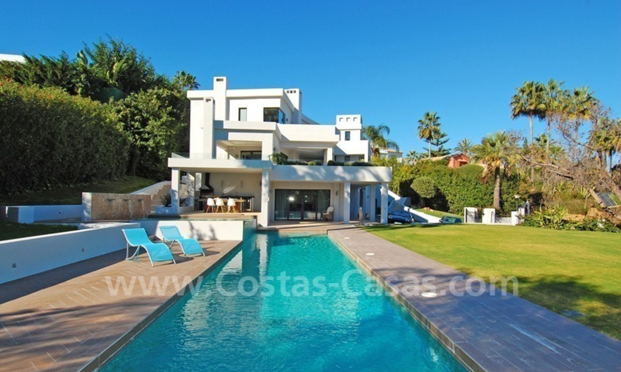 Villa de estilo moderno a la venta en Nueva Andalucía - Marbella 0