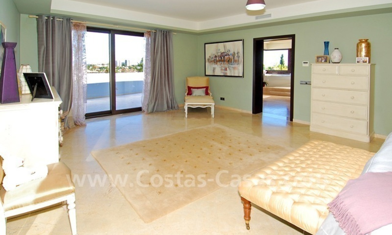 Villa de estilo moderno a la venta en Nueva Andalucía - Marbella 20