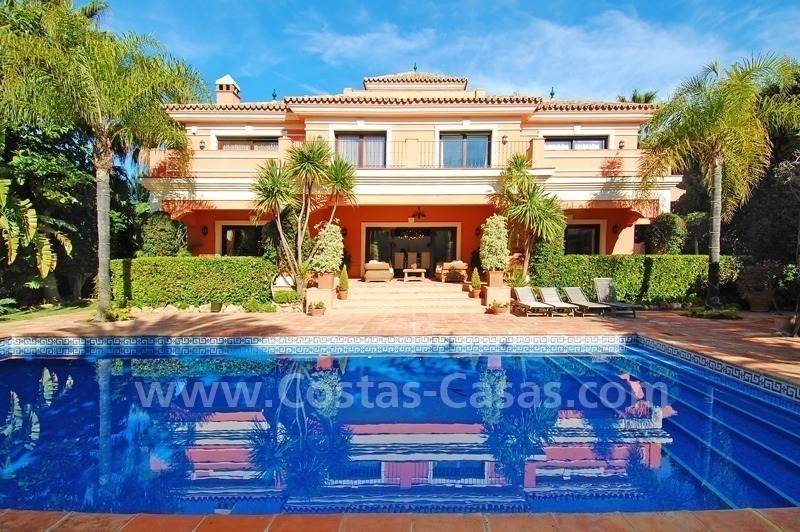 Villa de estilo clásico andaluz a la venta en la Milla de Oro en Marbella