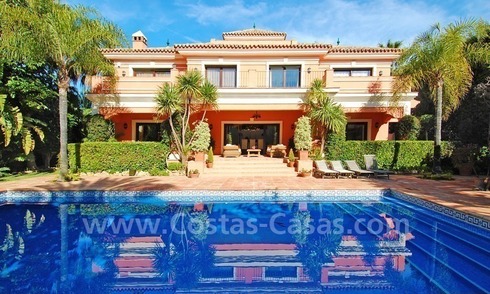 Villa de estilo clásico andaluz a la venta en la Milla de Oro en Marbella 