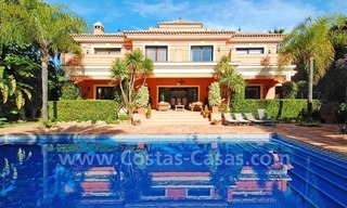 Villa de estilo clásico andaluz a la venta en la Milla de Oro en Marbella 0