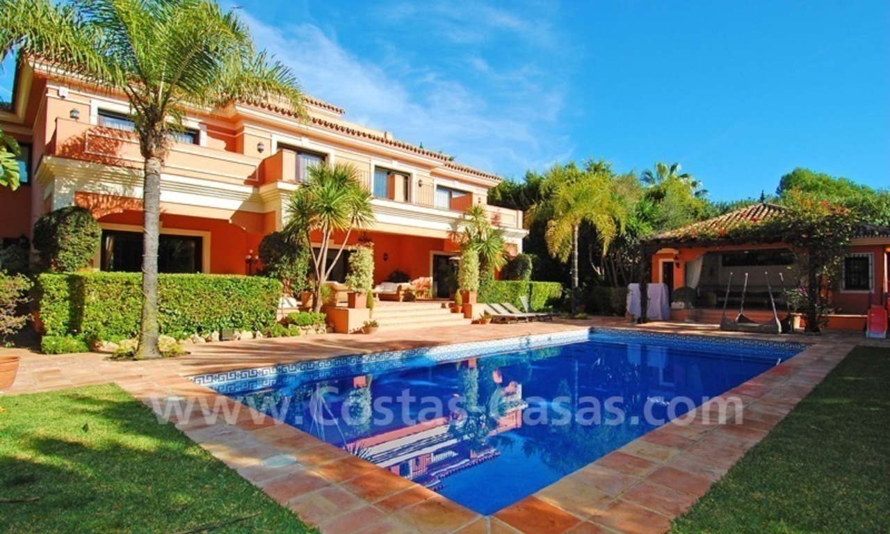 Villa de estilo clásico andaluz a la venta en la Milla de Oro en Marbella 1