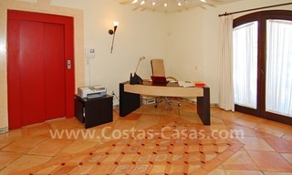 Villa de estilo clásico andaluz a la venta en la Milla de Oro en Marbella 21