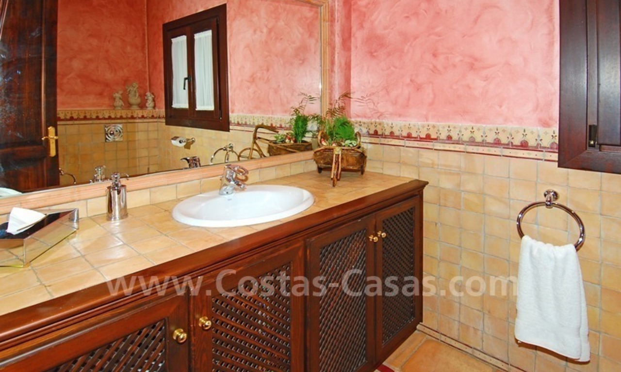 Villa de estilo clásico andaluz a la venta en la Milla de Oro en Marbella 27