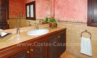 Villa de estilo clásico andaluz a la venta en la Milla de Oro en Marbella 27