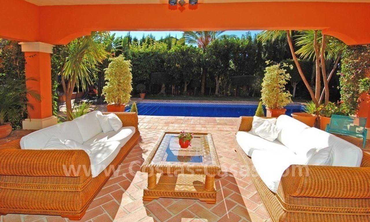 Villa de estilo clásico andaluz a la venta en la Milla de Oro en Marbella 5