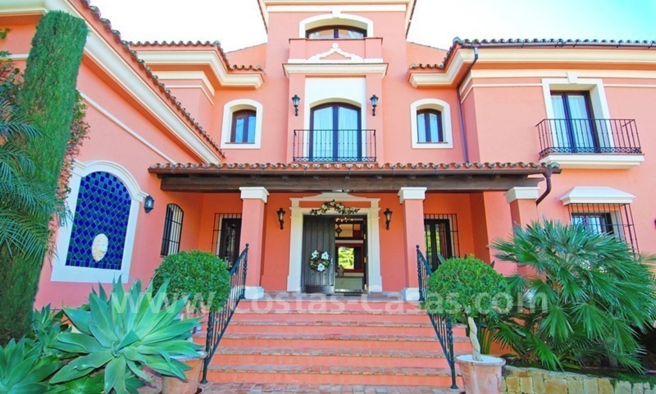 Villa de estilo clásico andaluz a la venta en la Milla de Oro en Marbella 11