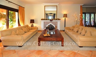 Villa de estilo clásico andaluz a la venta en la Milla de Oro en Marbella 14