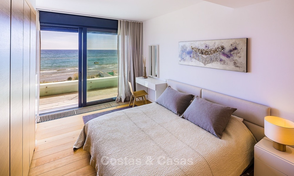 Villa moderna frente al mar en venta en Marbella con vistas al Mediterráneo 1166