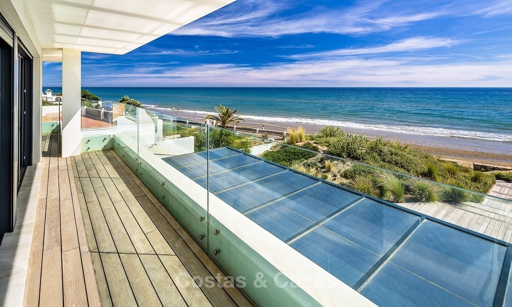 Villa moderna frente al mar en venta en Marbella con vistas al Mediterráneo 1172
