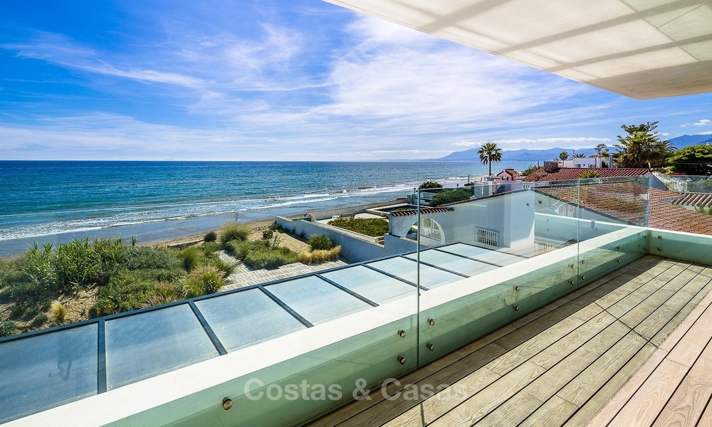 Villa moderna frente al mar en venta en Marbella con vistas al Mediterráneo 1173