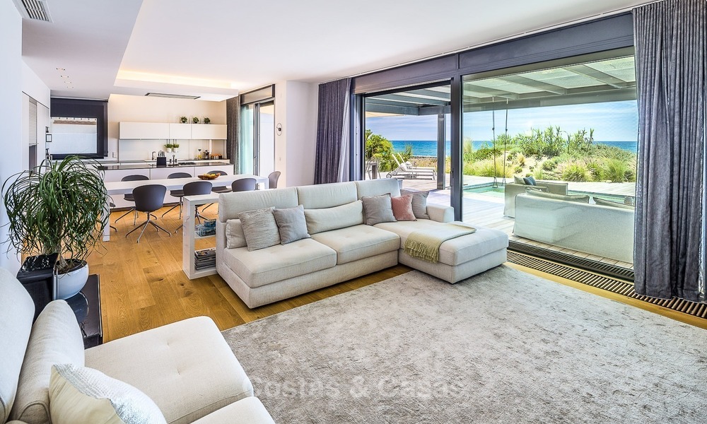 Villa moderna frente al mar en venta en Marbella con vistas al Mediterráneo 1192