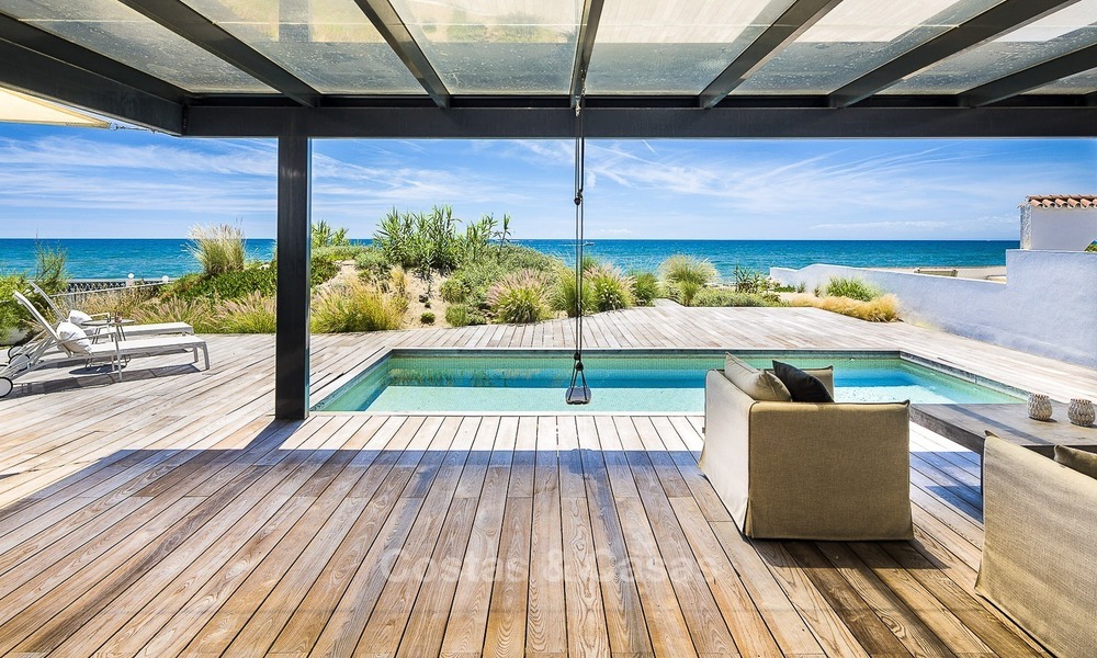 Villa moderna frente al mar en venta en Marbella con vistas al Mediterráneo 1193