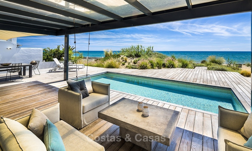 Villa moderna frente al mar en venta en Marbella con vistas al Mediterráneo 1199