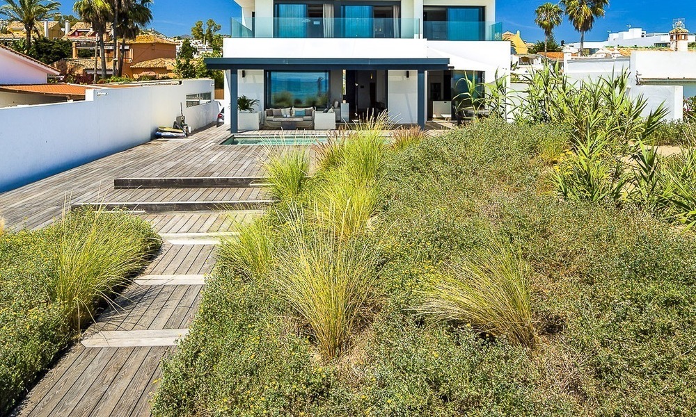 Villa moderna frente al mar en venta en Marbella con vistas al Mediterráneo 1204