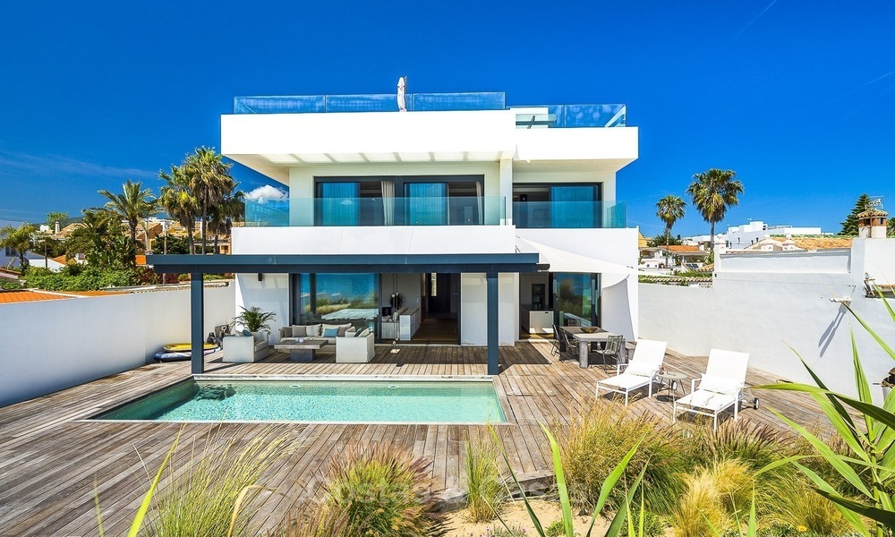 Villa moderna frente al mar en venta en Marbella con vistas al Mediterráneo 1205