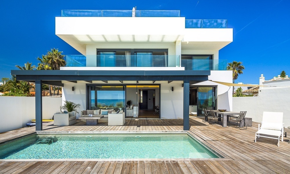 Villa moderna frente al mar en venta en Marbella con vistas al Mediterráneo 1207