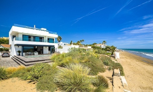Villa moderna frente al mar en venta en Marbella con vistas al Mediterráneo 1215