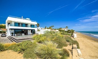 Villa moderna frente al mar en venta en Marbella con vistas al Mediterráneo 1215 