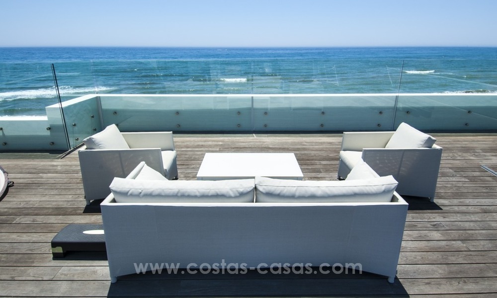 Villa moderna frente al mar en venta en Marbella con vistas al Mediterráneo 1216