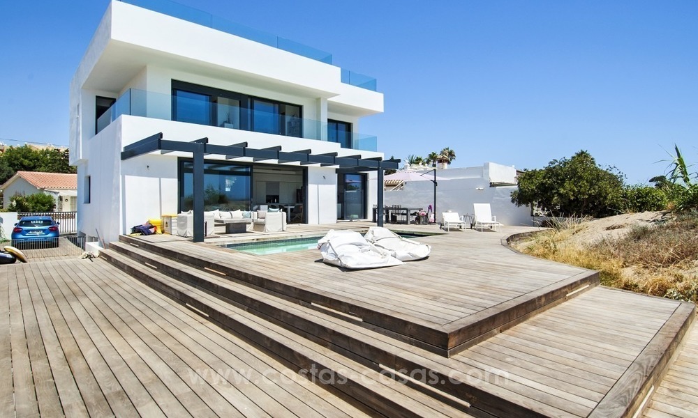 Villa moderna frente al mar en venta en Marbella con vistas al Mediterráneo 1222