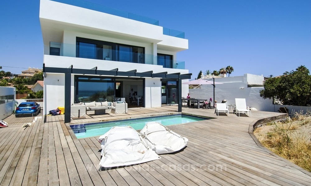 Villa moderna frente al mar en venta en Marbella con vistas al Mediterráneo 1223