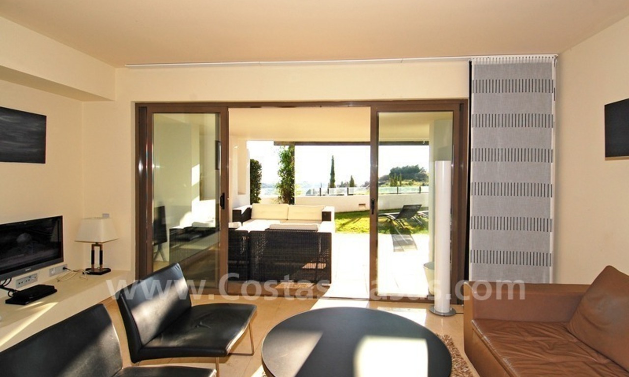 Apartamento de golf de estilo moderno a la venta, complejo de golf de 5*, Benahavis - Estepona - Marbella 2