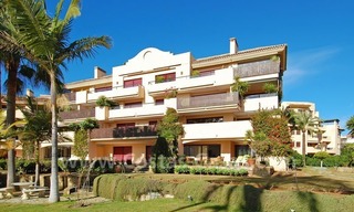 Apartamento de lujo a pie de playa en venta, Nueva Milla de Oro entre Puerto Banús - Marbella y el centro de Estepona 1
